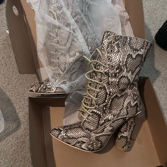 Fashion Nova 🐍 booties👢! These are 🔥 - Picture 6 of 6
